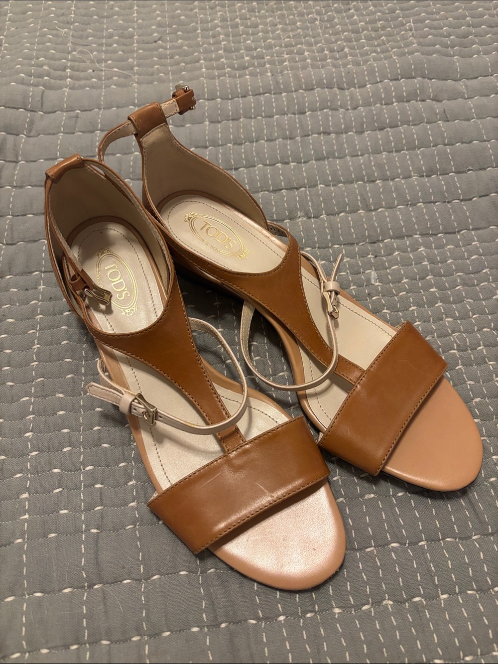 TOD'S Two-Tone Tan and Beige Leather T-Strap Sandals